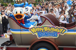 TDL「ドナルドの誕生日」祝うグリーティングドライブを初開催！　12日間限定で盛大にお祝い〈取材レポ〉