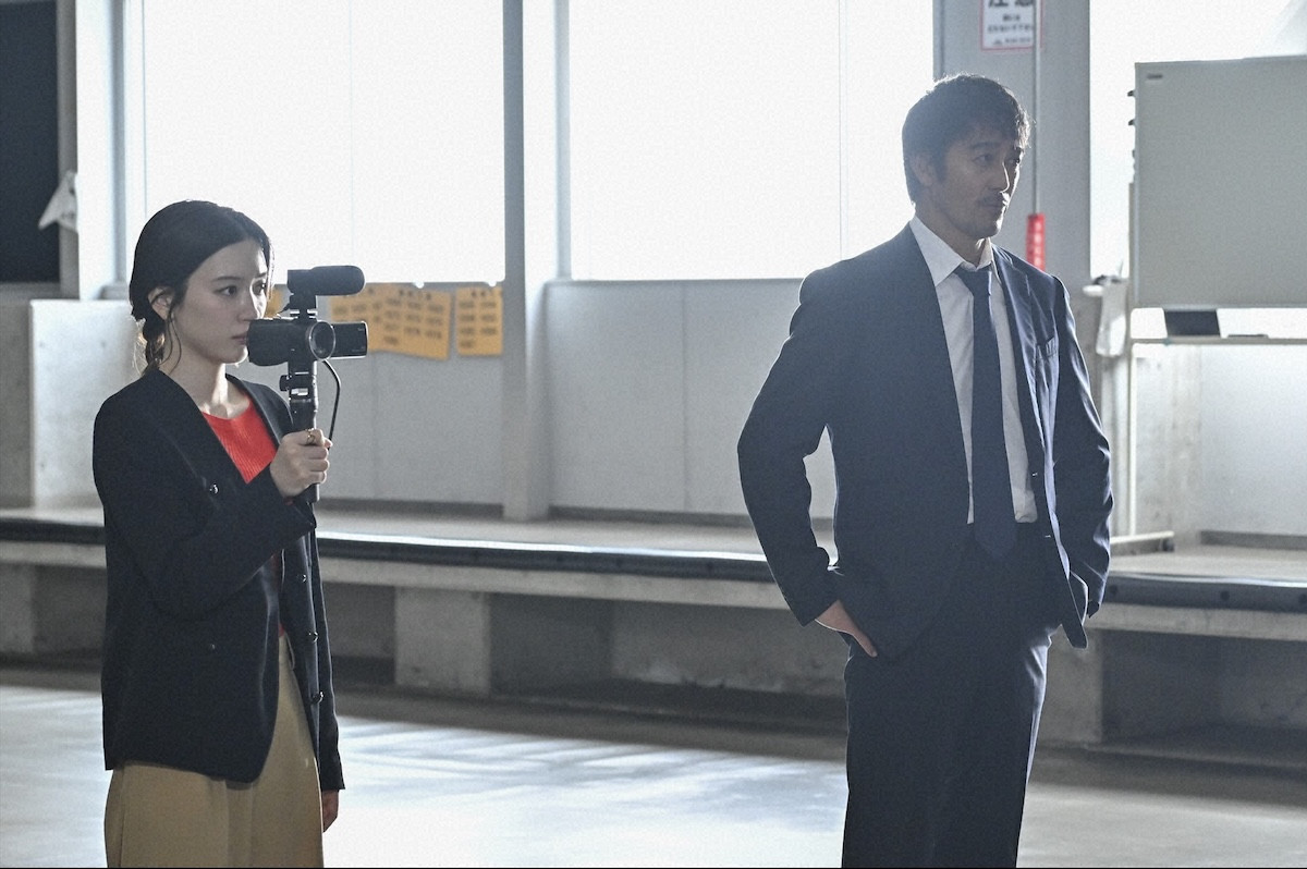 『キャスター』第9話　“進藤”阿部寛、スキャンダル発覚後も取材を継続　番組を揺るがす大事件が発生
