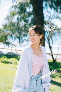 日向坂46・富田鈴花、神々しいほどの美しさ！　1st写真集生配信予約特典のポスター＆ポストカードビジュアル解禁