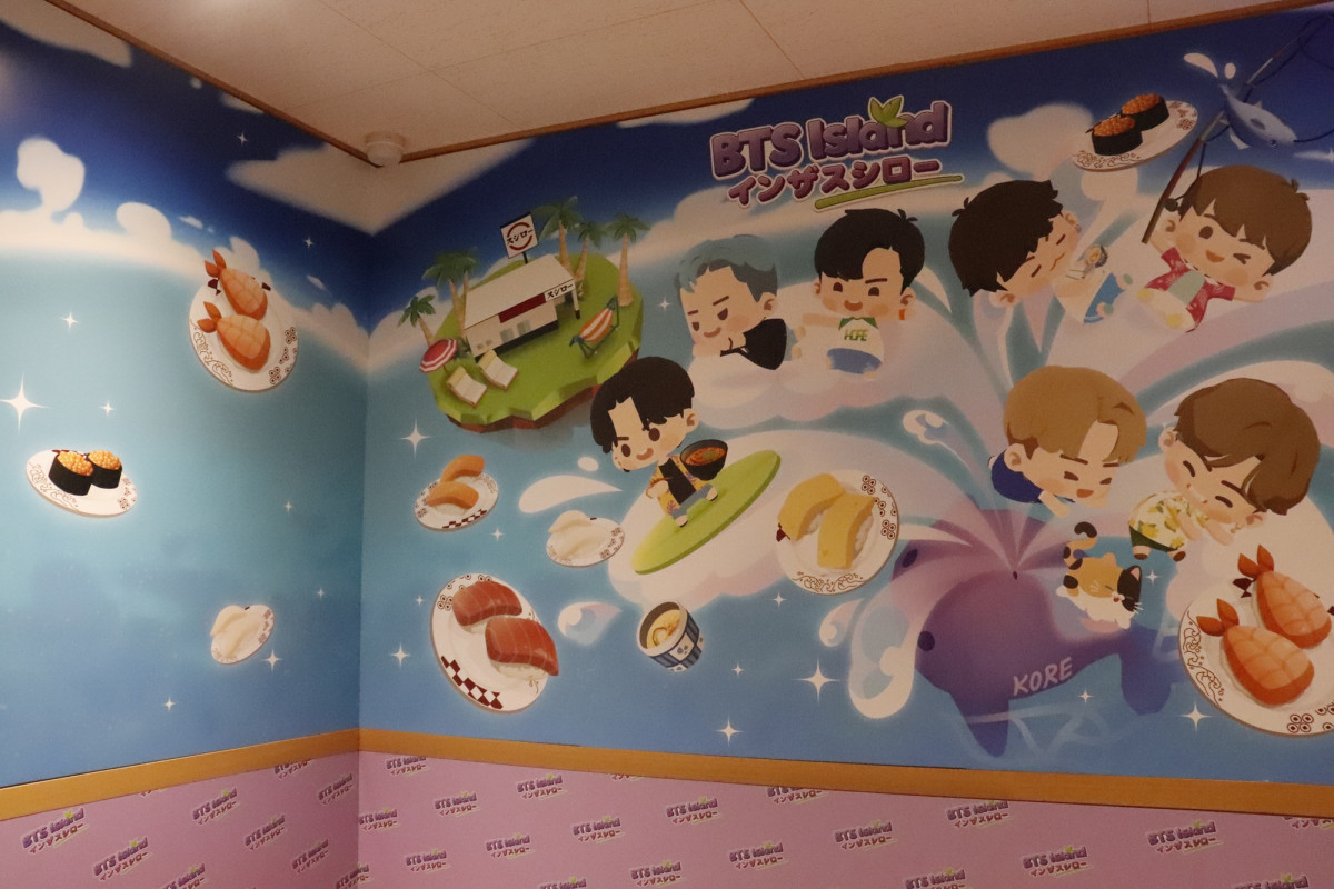 『BTS Island：インザソム』コラボ装飾された「スシロー」新宿三丁目店の様子＿20250627