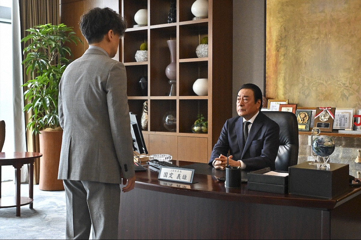 『キャスター』第9話　“進藤”阿部寛、スキャンダル発覚後も取材を継続　番組を揺るがす大事件が発生