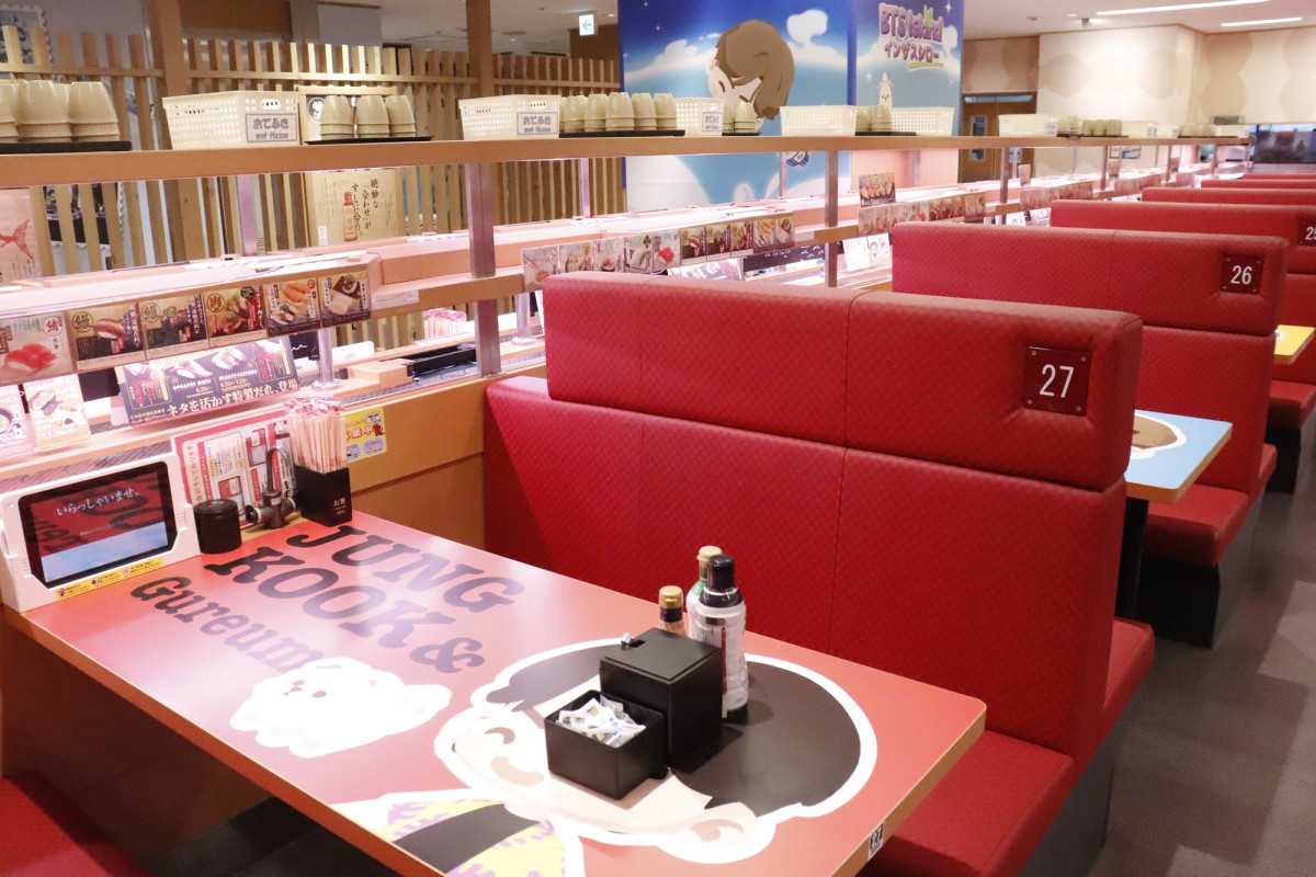 『BTS Island：インザソム』コラボ装飾された「スシロー」新宿三丁目店の様子＿20250627
