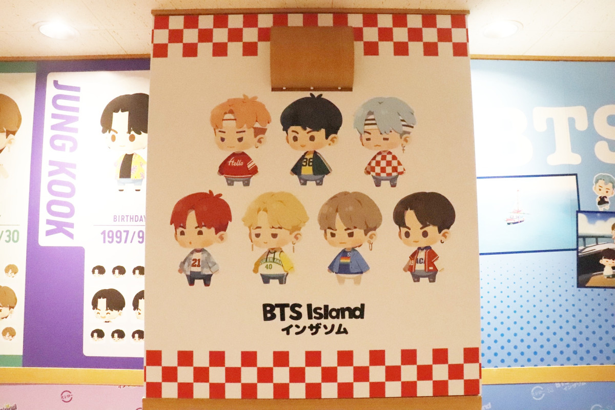 『BTS Island：インザソム』コラボ装飾された「スシロー」新宿三丁目店の様子＿20250627