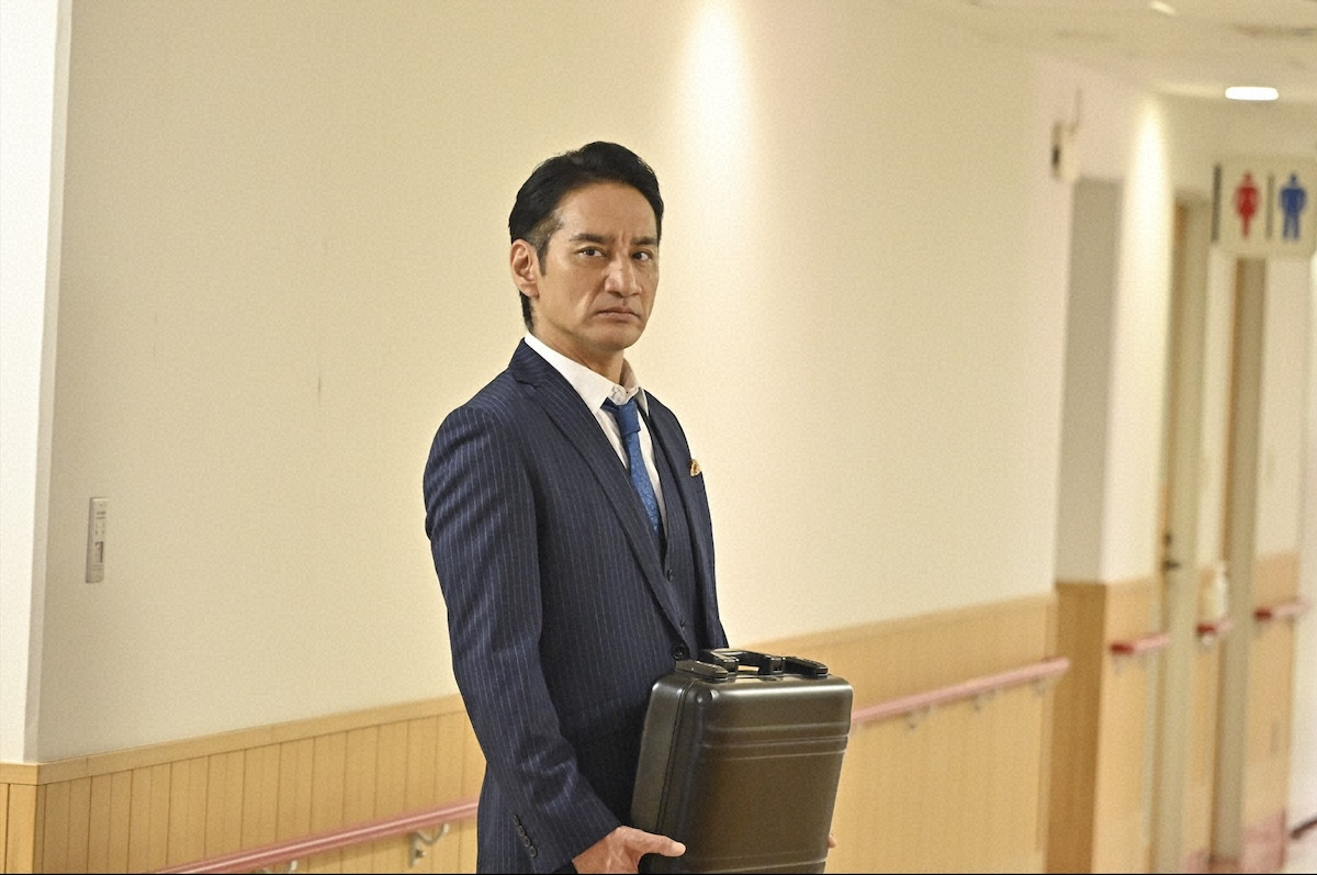 『キャスター』第9話　“進藤”阿部寛、スキャンダル発覚後も取材を継続　番組を揺るがす大事件が発生