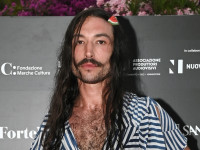 エズラ・ミラー、ワンピ＆スイカのヘアピンでレッドカーペットに！　ハリウッド復帰も計画中