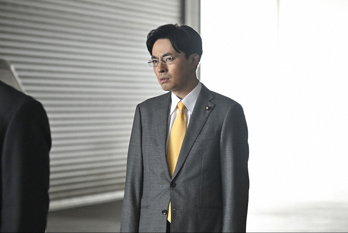 『キャスター』第9話　“進藤”阿部寛、スキャンダル発覚後も取材を継続　番組を揺るがす大事件が発生