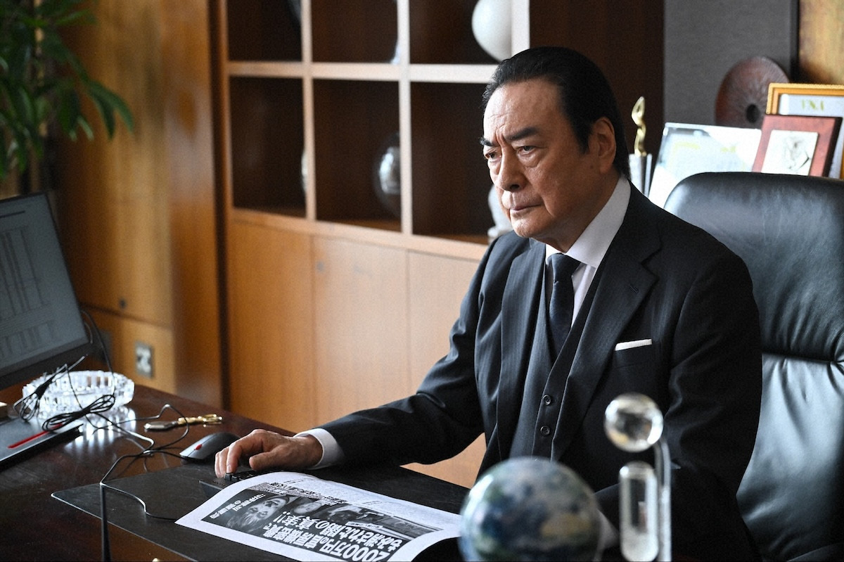 『キャスター』第9話　“進藤”阿部寛、スキャンダル発覚後も取材を継続　番組を揺るがす大事件が発生