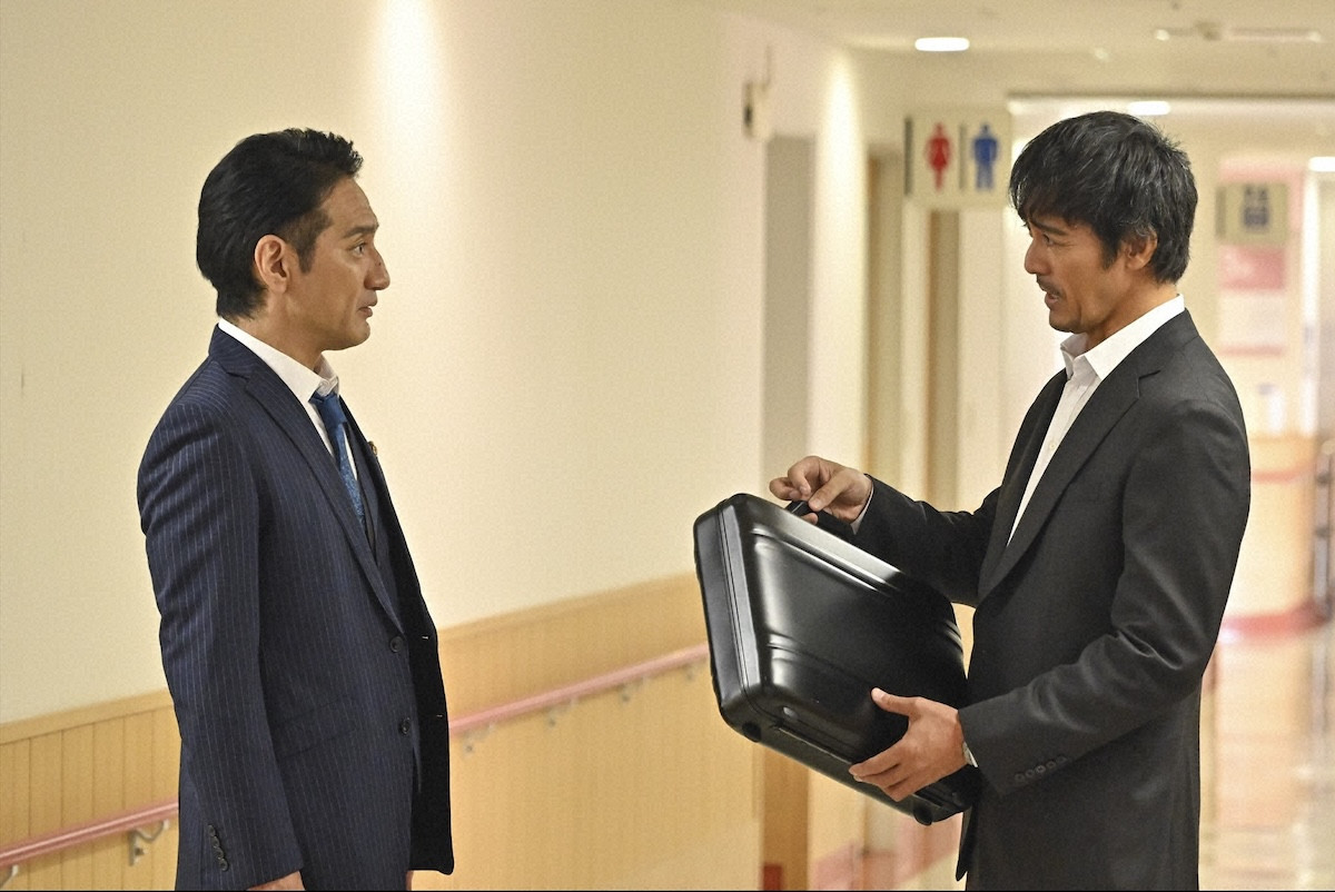 『キャスター』第9話　“進藤”阿部寛、スキャンダル発覚後も取材を継続　番組を揺るがす大事件が発生