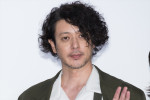 オダギリジョー、映画『夏の砂の上』完成披露イベントに登場