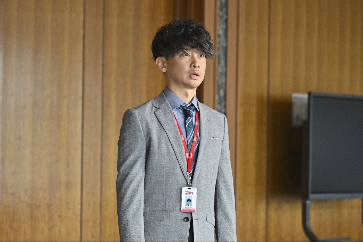 『キャスター』第9話　“進藤”阿部寛、スキャンダル発覚後も取材を継続　番組を揺るがす大事件が発生