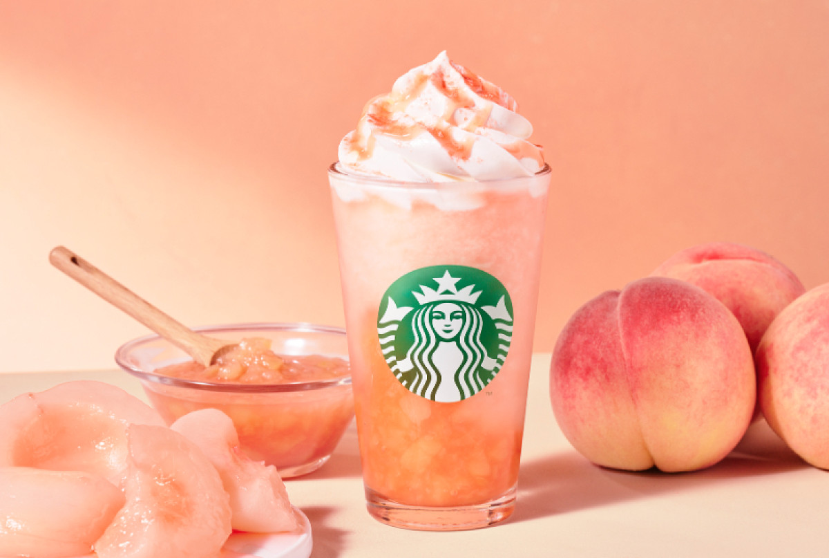 スタバ新作は“ピーチ”が主役！　熟した果肉の甘さを楽しめるフラペチーノなど全3種
