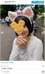 東京ディズニーシーでマリーちゃんの猫耳をつけて楽しむ池田レイラ ※「池田レイラ」インスタグラム