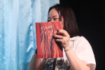 加藤ひとみが持参した映画『燃ゆる女の肖像』のパンフレット　トークイベント「Cinema SyoWindow～つくる⼈、届ける⼈、観る⼈。みんなで映画を語る夜～」Vol.1の様子