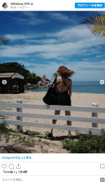 常夏が似合う“いいオンナ”！　後ろ姿にびっくり！　※「新山千春」インスタグラム