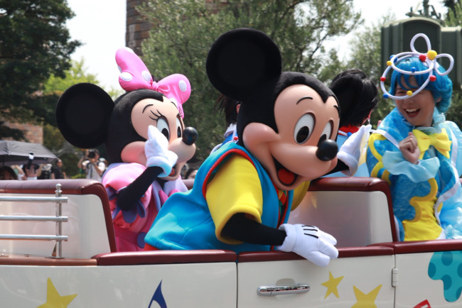 写真）ミセスが東京ディズニーランドにサプライズ登場！ ゲスト騒然で