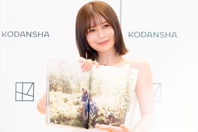 長濱ねる、写真集『長濱ねる』発売記念会見に登場