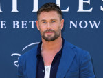 クリス・ヘムズワース、家族でプレミアに来場　双子の息子もドレスアップ