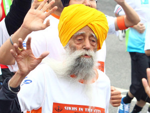 世界最高齢のマラソンランナー、114歳、インドでひき逃げに遭い死亡　モディ首相も追悼