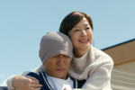 映画『栄光のバックホーム』より（左から）元プロ野球選手・横田慎太郎（松谷鷹也）、慎太郎の母・横田まなみ（鈴木京香）