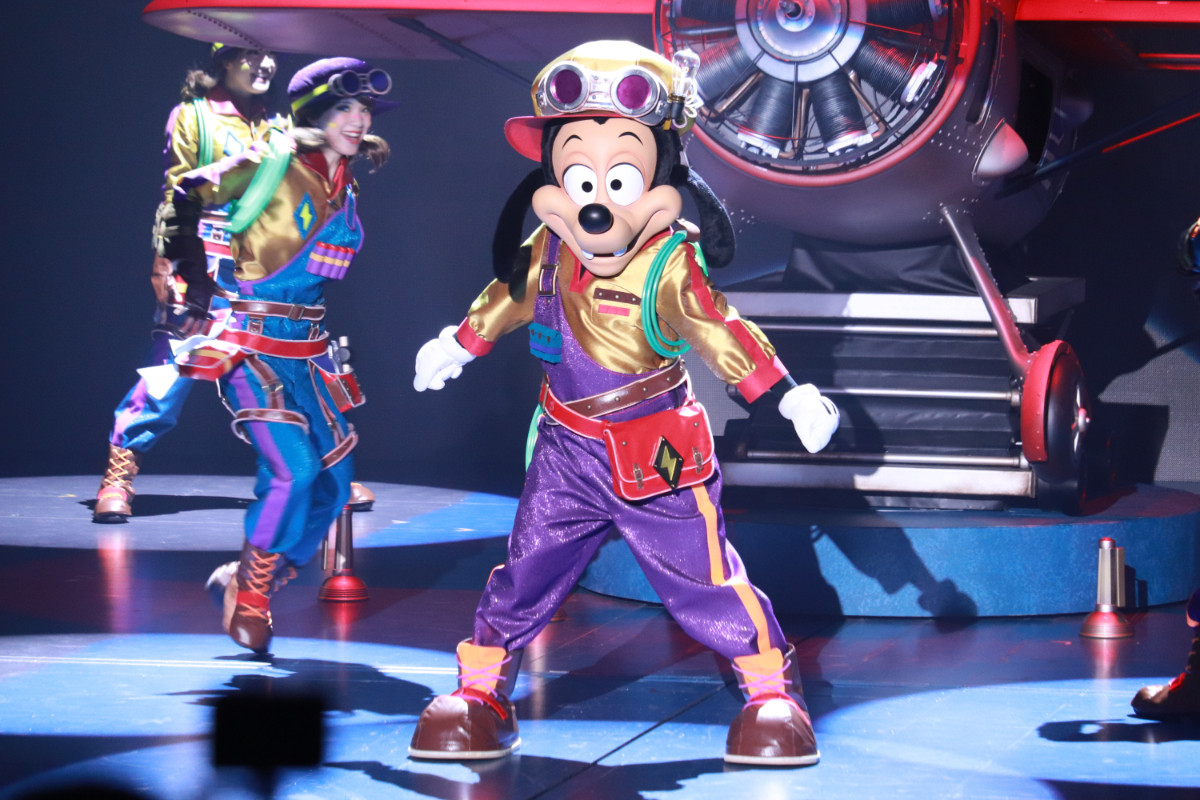 2re20250715_東京ディズニーシー「ハンガーステージ」の新エンターテイメントプログラム「ドリームス・テイク・フライト」の様子