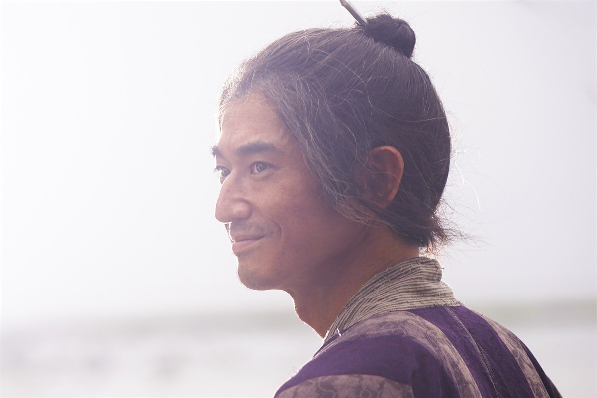 衝突する妻夫木聡×窪田正孝、未来を信じる広瀬すず――映画『宝島』新場面写真7点解禁