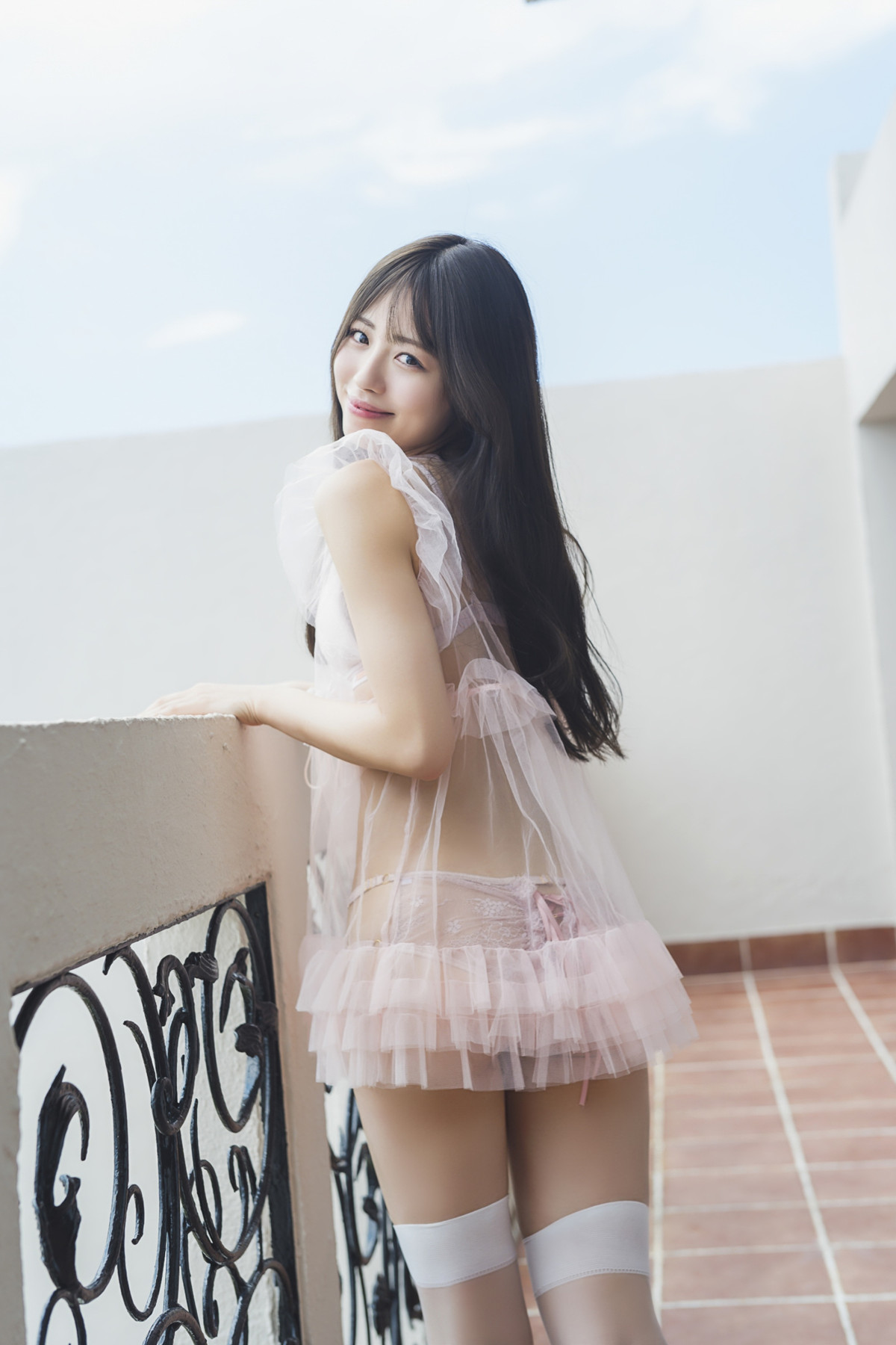 Peel the Apple浅原凜が23歳！　かわいい赤ワンピにビキニ姿も　1st写真集よりアザーカット