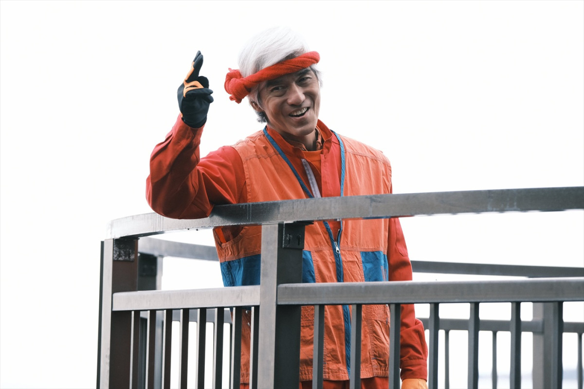 『THE オリバーな犬』“コニシさん”佐藤浩市が映画でも行方不明に？　新カット到着