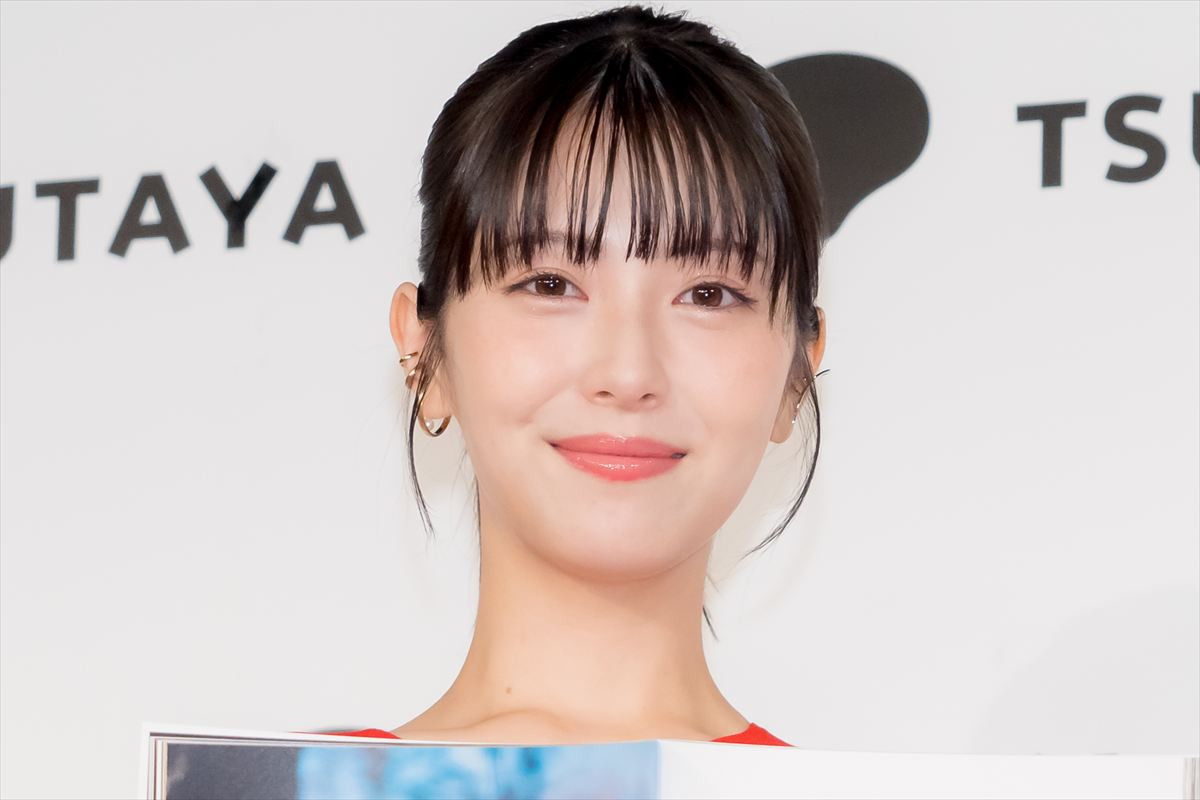 浜辺美波、初の“すっぴん撮影”で心がけたことは保湿「飛行機の中でもパック」
