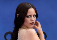 ジェナ・オルテガ、プロモーション中のドレスがきつくて階段を上れず