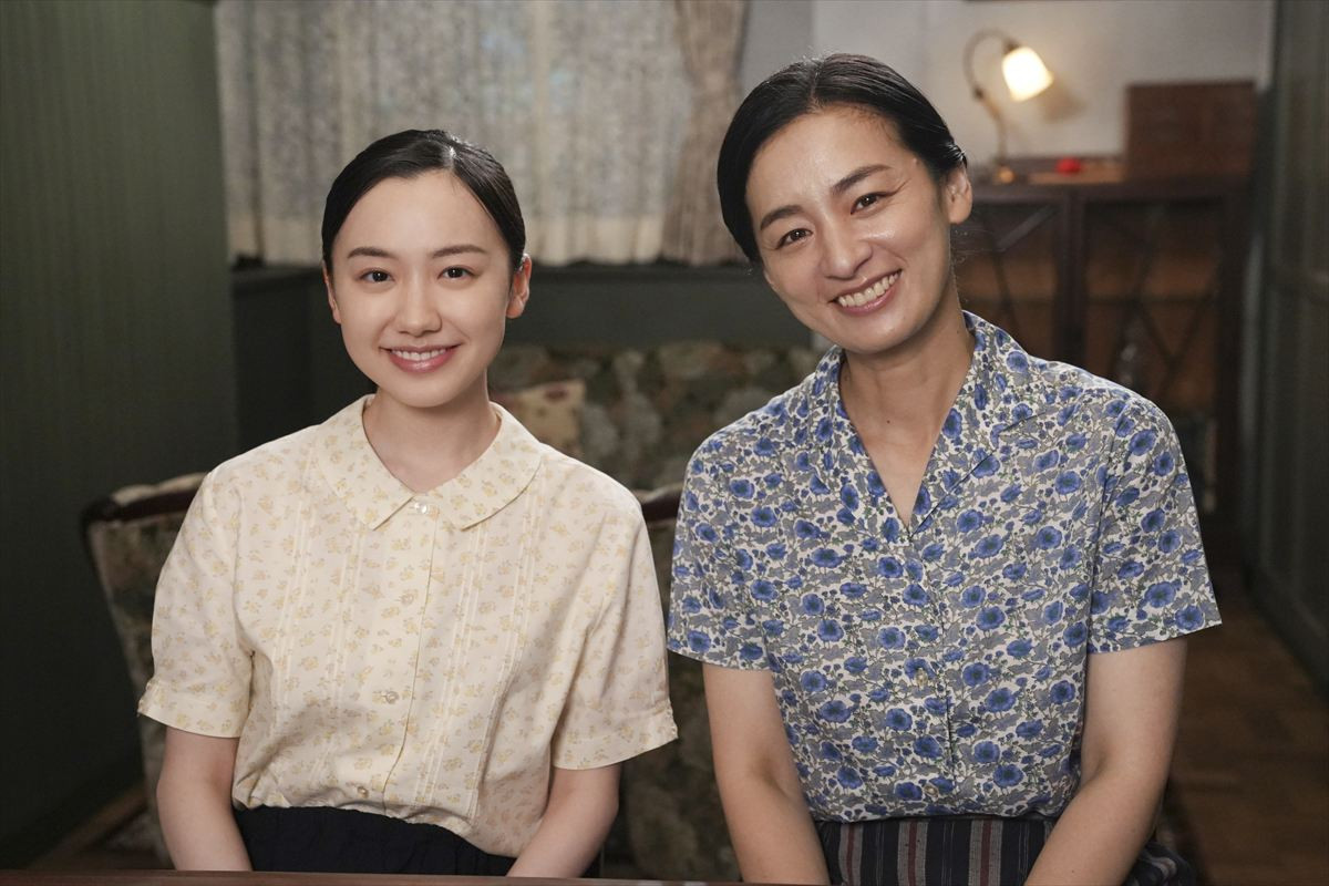 24時間テレビ48ドラマスペシャル『トットの欠落青春記』に出演する（左から）芦田愛菜、尾野真千子