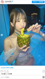 もえあず、水着姿　※「もえあず」インスタグラム