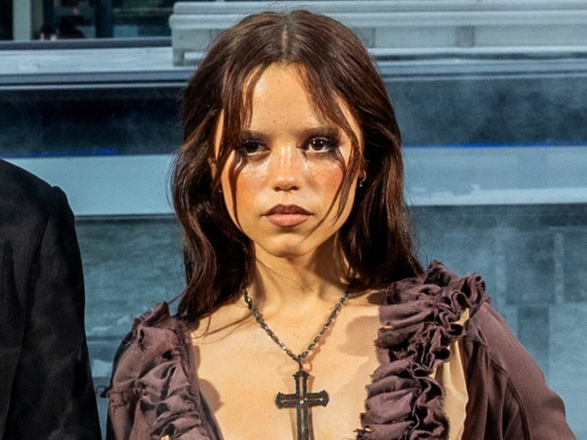 ジェナ・オルテガ、胸元がベルトまで開いた大胆ドレスで『ウェンズデー』プレミアに