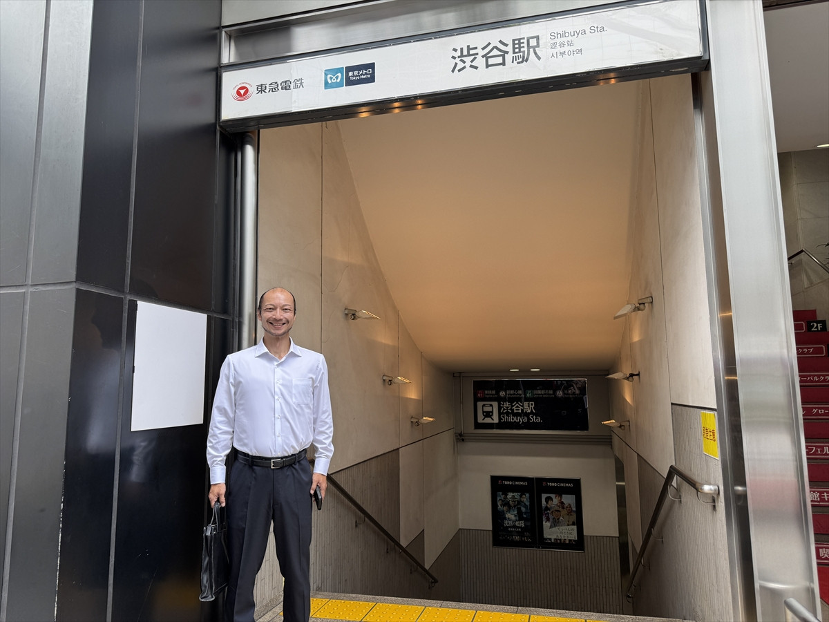 1日限定『８番出口』“歩く男”グリーティングに長蛇の列　無表情→笑顔で歓声上がって大盛り上がり