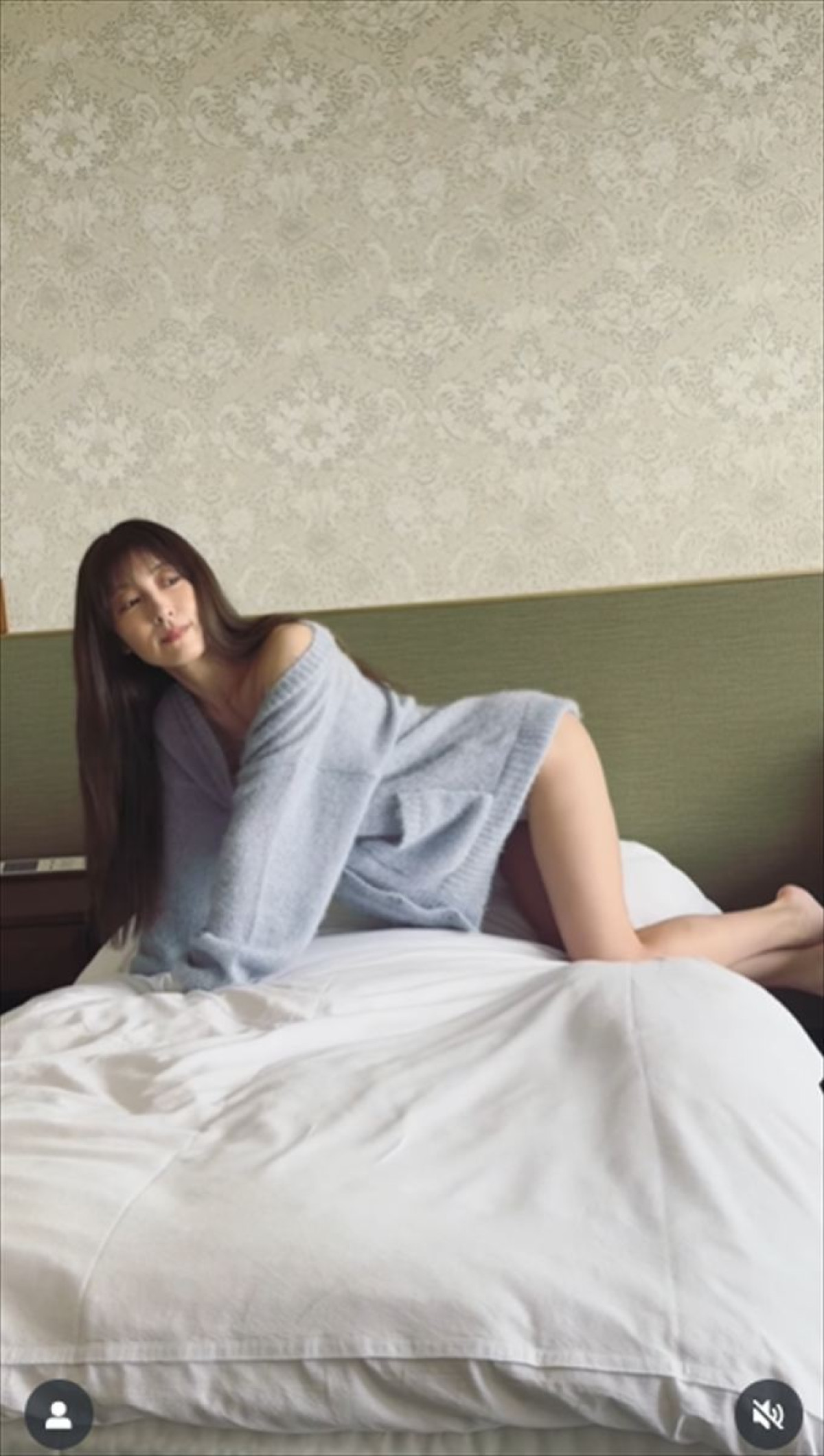 熊田曜子43歳、グラビア撮影姿が「スタイル抜群」　ベッドの上でポージング
