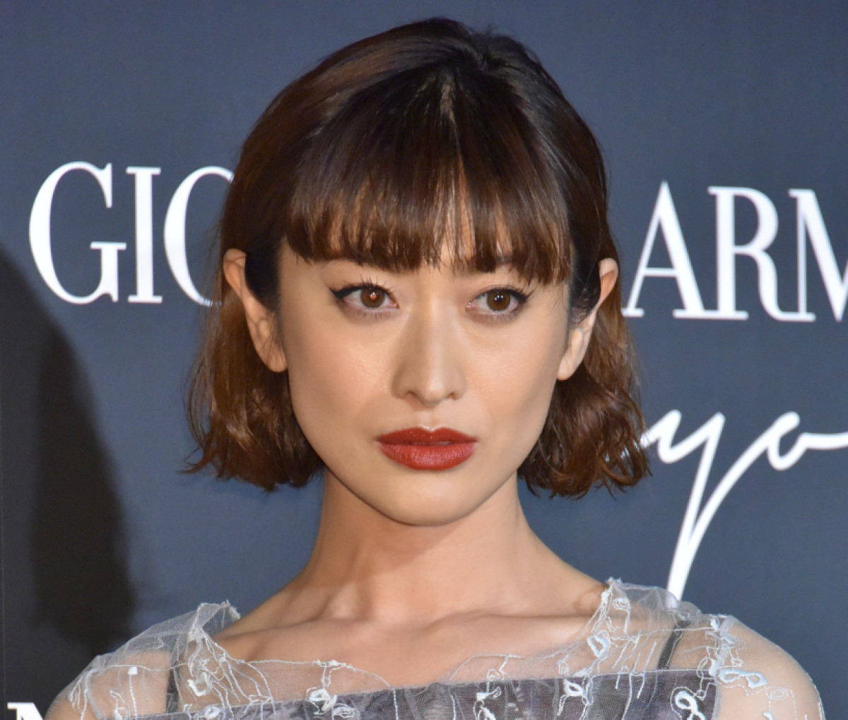 4児の母・山田優41歳、抜群のスタイルに衝撃「脚長すぎ！」「羨ましい」　魅力全開の“ミニスカ”コーデ