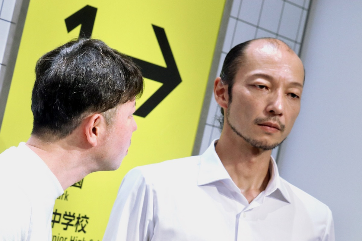 1日限定『８番出口』“歩く男”グリーティングに長蛇の列　無表情→笑顔で歓声上がって大盛り上がり
