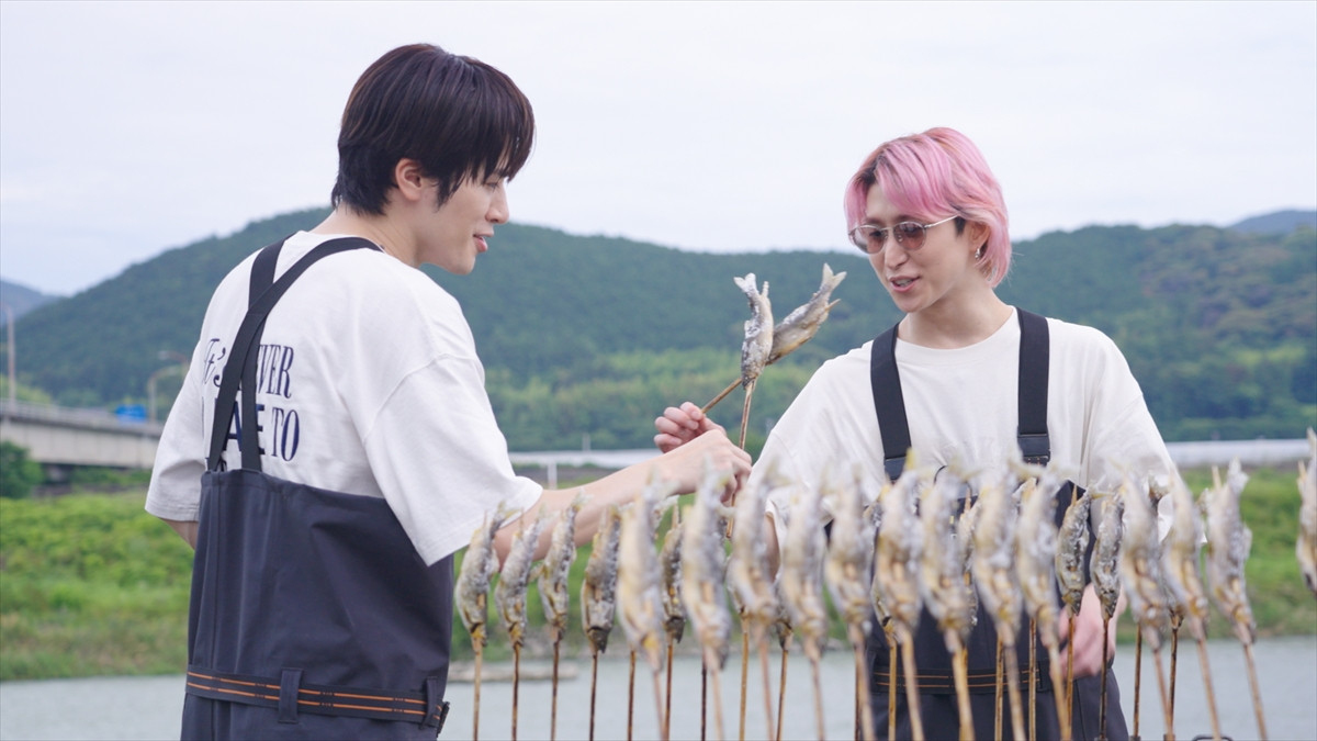(左から)Snow Man・深澤辰哉、佐久間大介 トラベル・ドキュメンタリー『旅する Snow Man / 完全版 - Traveling with Snow Man -』第3話場面写真