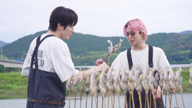 (左から)Snow Man・深澤辰哉、佐久間大介 トラベル・ドキュメンタリー『旅する Snow Man / 完全版 - Traveling with Snow Man -』第3話場面写真