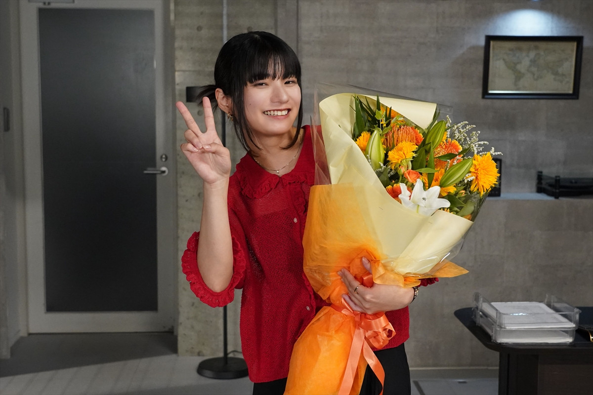 岩田剛典＆蒔田彩珠がハグ！　『DOCTOR PRICE』笑顔と涙のクランクアップ