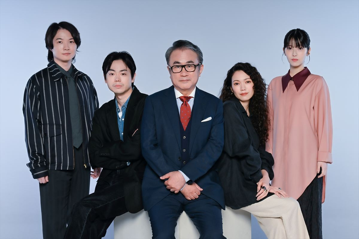 ドラマ『もしもこの世が舞台なら、楽屋はどこにあるのだろう』(左から)神木隆之介、菅田将暉、三谷幸喜(脚本)、二階堂ふみ、浜辺美波