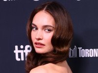 リリー・ジェームズ、シックな黒ドレスでトロント国際映画祭のレッドカーペットに