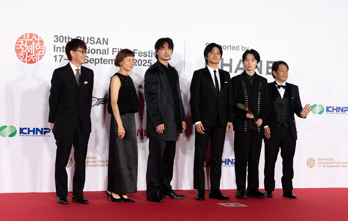 北村匠海、初の海外映画祭レッドカーペット登場　『愚か者の身分』釜⼭国際映画祭に林裕太＆綾野剛と降臨
