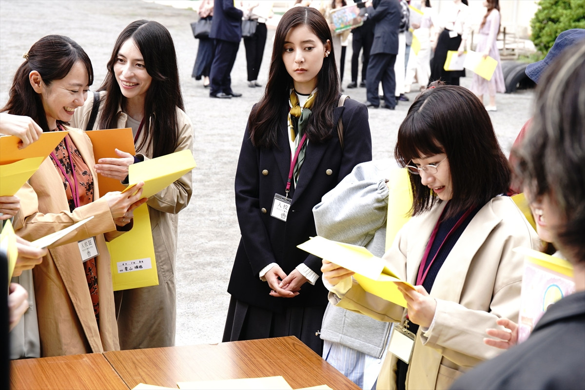 間宮祥太朗×新木優子『良いこと悪いこと』、不穏さあふれるポスター解禁　AIで生成した「小学6年生の写真」にも注目