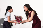映画『遠い山なみの光』公開記念舞台あいさつ　鈴木碧桜（左）から花束を受け取る二階堂ふみ（右）