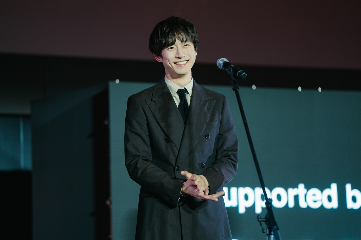 坂口健太郎＆渡辺謙、『盤上の向日葵』で釜山国際映画祭に登場　舞台挨拶で韓国語も披露