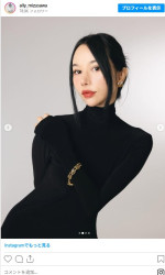 水沢アリー、激レアな7年ぶり黒髪ロングショットに反響　※「水沢アリー」インスタグラム