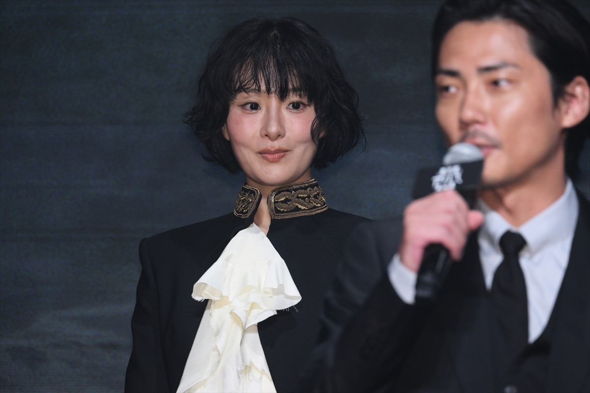 磯村勇斗、『今際の国のアリス』で共演の毎熊克哉と相思相愛「ずっとバディ」「もう離れられない」