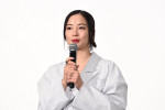 映画『遠い山なみの光』公開記念舞台あいさつに登壇した広瀬すず