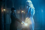 ウェンズデー・アダムス（ジェナ・オルテガ）、ロザリン・ロットウッド（レディー・ガガ）　ドラマシリーズ『ウェンズデー』シーズン2場面写真
