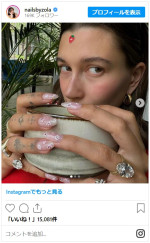 ヘイリー・ビーバー、巨大ダイヤの新婚約指輪　※「Zola Ganzorigt」インスタグラム